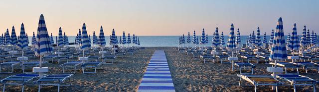 Jedno z nejoblíbenějších italských letovisek, které leží na místě lagun a bažin. Je pravdou, že Italové živí hlavně tam, kde je velký turistický ruch tedy v restauracích, hotelích a přímořských oblastech, trochu se přizpůsobují mentalitě turistů.