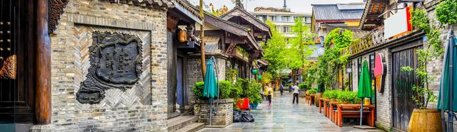 Je hlavním městem provincie Sečuan, jež je proslavená svou vynikající gastronomií. Neodmyslitelnou součástí života místních obyvatel jsou zahrady, čajovny i bohatý kulturní život.