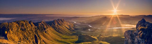 Nueva Zelanda, maorí Aotearoa, es un estado en la parte suroeste del Océano Pacífico. Consiste en dos islas grandes, norte y sur, y otros islotes más pequeños. El estado vecino más cercano está a unos 2000 km de Australia.